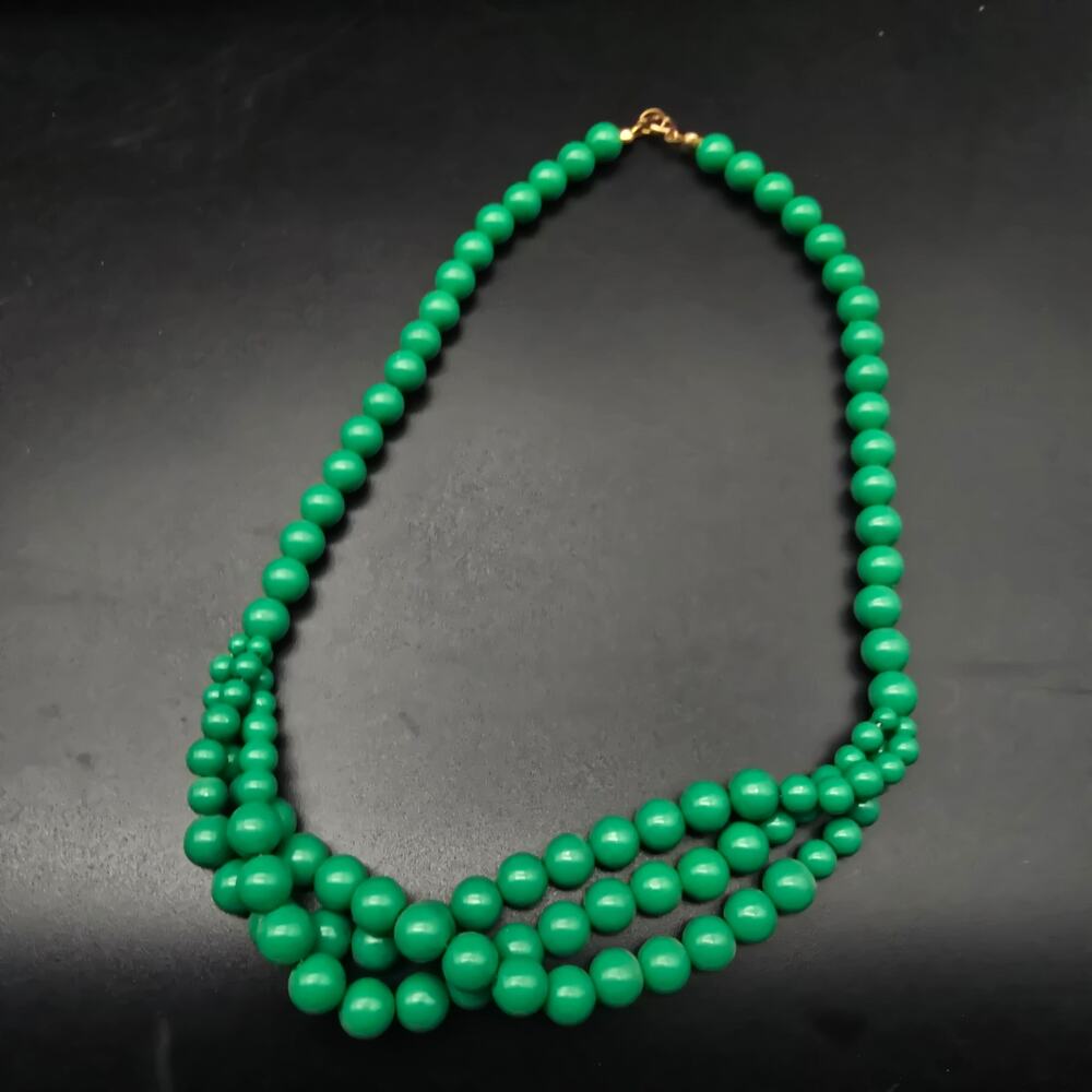 Green Twisted Beaded Necklace Vintage Costume Jewelry Acrylic Plastic - Picture 2 of 5